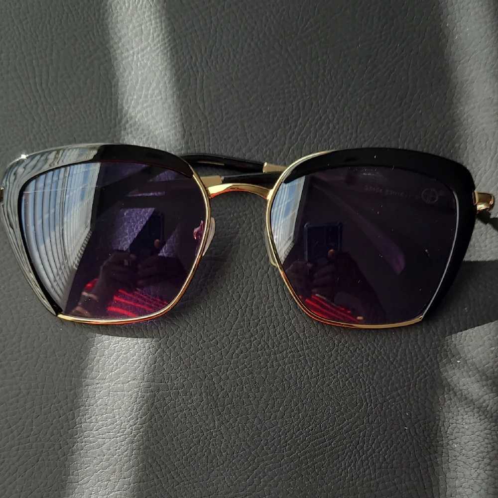 Source Unknown Black and Gold Sunglasses - Picture 1 of 2